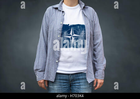 La Nato flag stampa su t-shirt. Messa a fuoco selettiva. Foto Stock