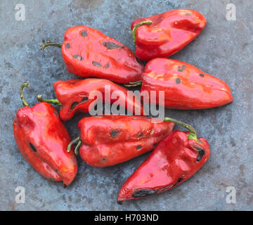 Arrosto di peperoni rossi sul barbecue. Messa a fuoco selettiva. Foto Stock