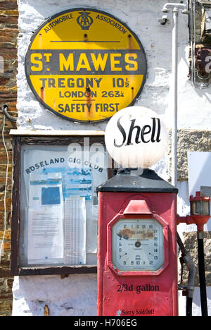 St Mawes storico vecchio Cornish stazione di rifornimento di benzina segno AA Shell pompa di benzina che mostra vecchio denaro scellino prezzo gallone Cornovaglia Inghilterra Regno Unito Foto Stock
