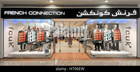 Medio Oriente Emirati Arabi Uniti Abu Dhabi Marina shopping mall French Connection brand fashion negozio di abbigliamento finestra anteriore con bilingue memorizzare segni e fcuk segno Foto Stock