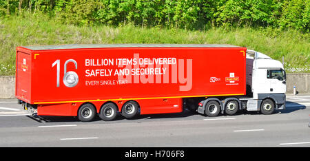 La logistica di trasporto Royal Mail hgv autocarro & rosso rimorchio articolato la guida su autostrada del Regno Unito la sua pubblicità16 miliardi gli oggetti consegnati ogni anno Foto Stock