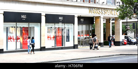 Oxford Street, mecca dello shopping con le finestre anteriori dei negozi e la pavimentazione del Marks and Spencer London West End, il negozio di punta M&S a Londra, Inghilterra, Regno Unito Foto Stock