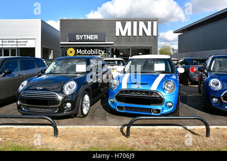 Di seconda mano Automobile usata concessionari della BMW Mini automobili per la vendita sul piazzale antistante al di fuori di showroom della concessionaria Sytner Londra Inghilterra REGNO UNITO Foto Stock