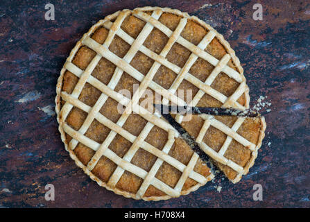 Fatti in casa crostata di melassa su lavagna Foto Stock