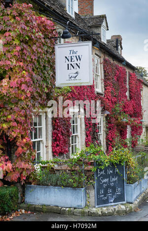Parthenocissus tricuspidata. Boston Ivy / giapponese il superriduttore sui New Inn, Coln St Aldwyns, Cotswolds, Gloucestershire, Inghilterra Foto Stock