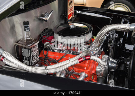 Vintage personalizzata corvette in un motore 1955 Ford F100 pick up truck. Classic camion americani Foto Stock