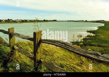 Vecchia pedonale ponte a pedaggio in Shoreham-By-Mare, Inghilterra oltre il Fiume Adur. Foto Stock