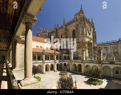 Il Portogallo, il distretto di Ribatejo, Tomar, uno dei cortili del Convento di Cristo, con il gotico e architettura classica Foto Stock