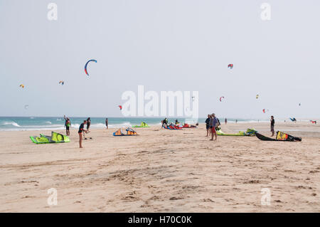 Fuerteventura Isole Canarie Nord Africa: kite-surf e kite surf vista della Playa de Sotavento, una delle più famose spiagge della Costa Calma Foto Stock