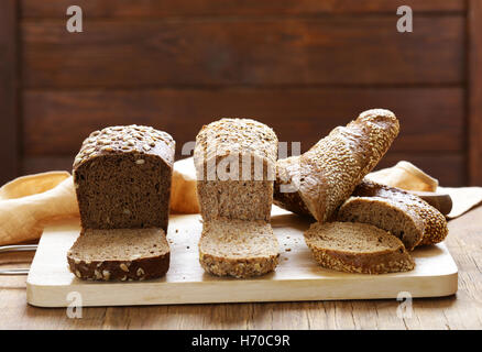 Organici naturali pane fatto con farina di grano duro con i semi Foto Stock