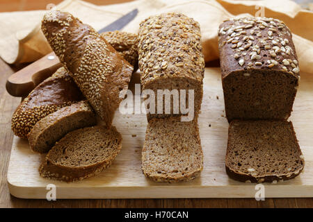 Organici naturali pane fatto con farina di grano duro con i semi Foto Stock