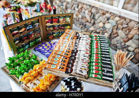 Hai, Ucraina - 25 Ottobre 2016: Diferrent Greenfield tè e caffè Nescafe sul tavolo del buffet Foto Stock