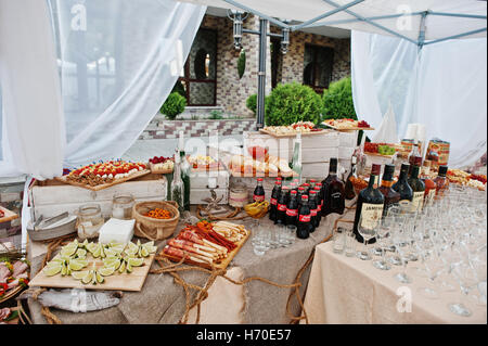 Hai, Ucraina - 25 Ottobre 2016: Diferrent bottiglie di bevande alcoliche con snacks sul tavolo del buffet Foto Stock