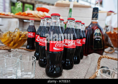 Hai, Ucraina - 25 Ottobre 2016: Coca Cola bottiglia sul tavolo del buffet Foto Stock