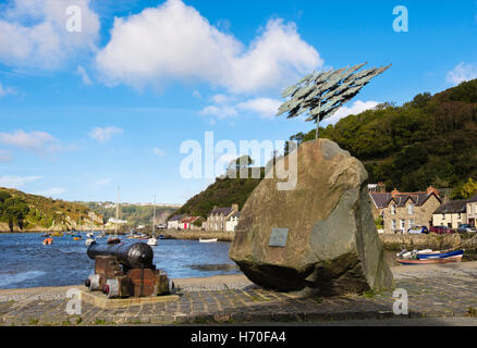 Fishguard aringhe scultura riflette la storica industria di pesca nel vecchio porto. Abbassare Fishguard Pembrokeshire Wales UK Gran Bretagna Foto Stock