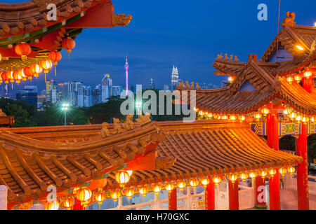 Vista del tramonto dello skyline di Kuala Lumpur come visto da Thean Hou Tempio illuminato per il Mid-Autumn Festival, Malaysia Foto Stock