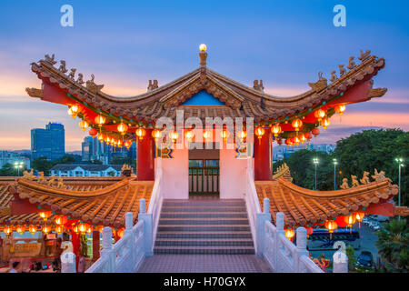 Vista del tramonto di Thean Hou Tempio illuminato per il Mid-Autumn Festival di Kuala Lumpur in Malesia. Foto Stock