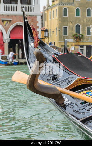 Venezia, vuoto dettaglio gondola al mattino, l'Italia, il Grand Canal, close up Foto Stock