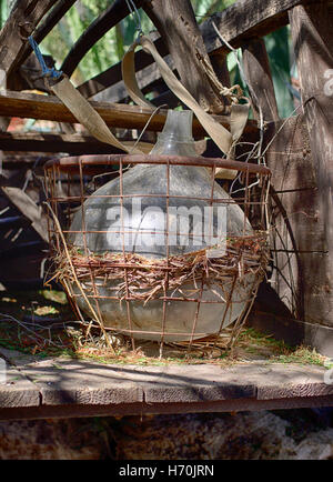 Vecchia bottiglia di storage su carrello a Mazotos, Larnaca, Cipro Foto Stock