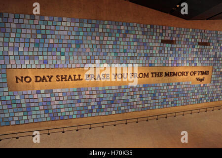 "Cercando di ricordare il colore del cielo su quella mattina di settembre' di Spencer Finch, 9/11 Memorial Museum, Manhattan, New York. Foto Stock