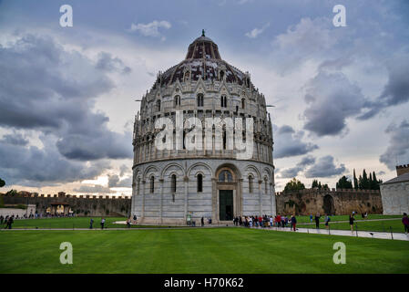 Cielo drammatico sfondo del Battistero di Pisa , Pisa , città in Toscana, Italia centrale Foto Stock