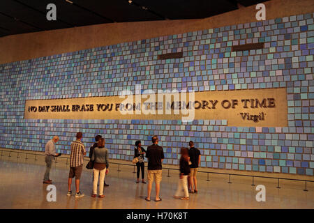 "Cercando di ricordare il colore del cielo su quella mattina di settembre' di Spencer Finch, 9/11 Memorial Museum, Manhattan, New York. Foto Stock