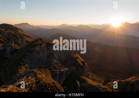 Alpi svizzere, Altopiano Bernese, sunrise sopra montagne panoramiche in Svizzera, rottura del giorno di luce magica. Foto Stock