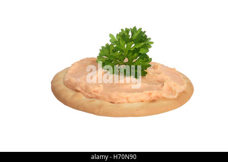 Isolato pâté di salmone sul cracker Foto Stock