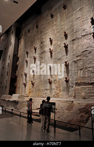 Parte del seminterrato parete di ritegno dall'ex Torri Gemelle in 9/11 Memorial Museum, Manhattan, New York. Foto Stock