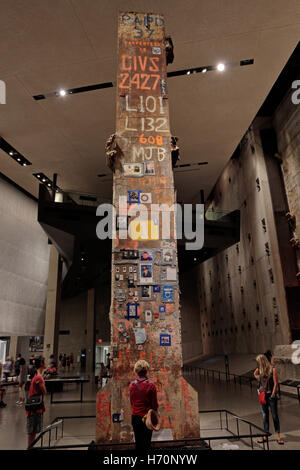 L'ultima colonna in piedi sul display nella fondazione Hall, 9/11 Memorial Museum di New York, Stati Uniti. Foto Stock