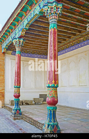 La colorata colonne di legno e i soffitti intagliati sono i dettagli importanti di palazzi orientale Foto Stock