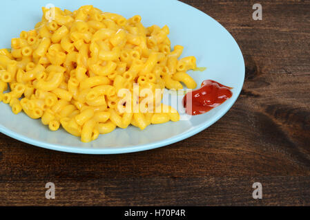 Maccheroni e formaggio con ketchup Foto Stock