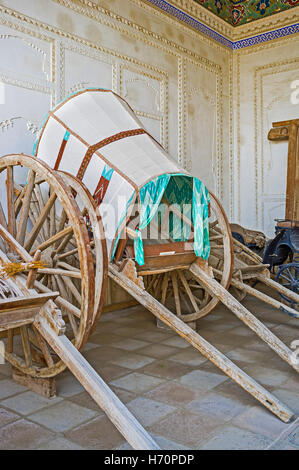 Il Khan del carrello nel cortile del Khudayar Khan Palace Foto Stock