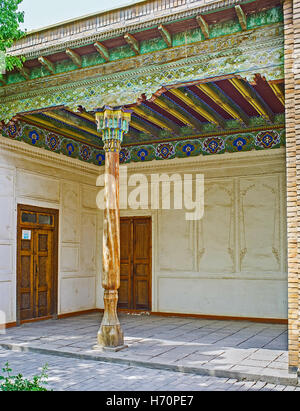 L'accogliente terrazza dell'Khudayar Khan Palace decorate con sottili montanti di legno e la intagliati e dipinti sul soffitto Foto Stock