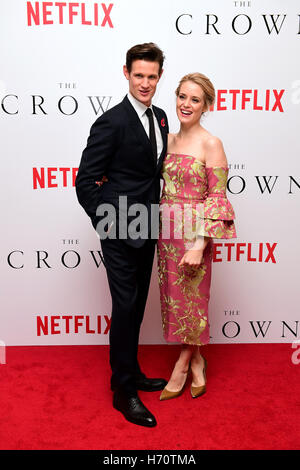 Matt Smith e Claire Foy frequentando la corona Premiere al cinema Odeon Leicester Square, Londra. Foto Stock