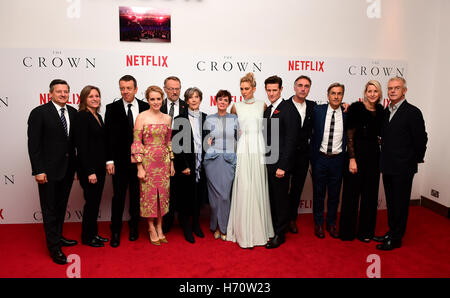 Il cast e la troupe (sinistra-destra) di Ted Sarandos, Cindy Holland, Peter Morgan, Claire Foy, Jared Harris, Dame Eileen Atkins, Victoria Hamilton, Vanessa Kirby, Matt Smith, Greg Wise, Andy Harries, Suzanne Mackie e Stephen Daldry frequentando la corona Premiere al cinema Odeon Leicester Square, Londra. Foto Stock