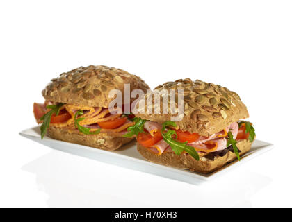 Insalata di prosciutto rotola su sfondo bianco Foto Stock