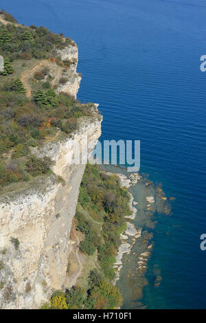 VISTA AEREA. Scogliera vertiginosa che sovrasta il Lago di Garda. Rocca di Manerba, Manerba del Garda, Provincia di Brescia, Lombardia, Italia. Foto Stock