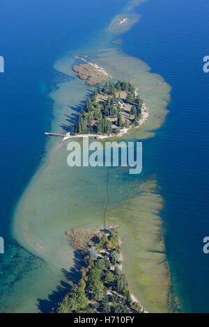 VISTA AEREA. Isola di San Biagio. Manerba del Garda, Lago di Garda, Provincia di Brescia, Lombardia, Italia. Foto Stock