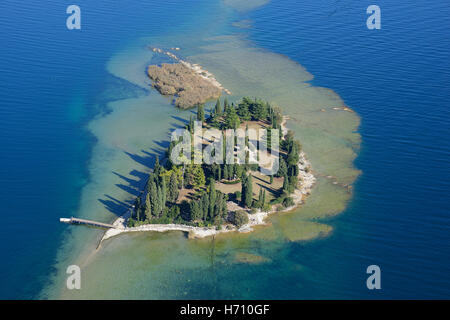 VISTA AEREA. Isola di San Biagio. Manerba del Garda, Lago di Garda, Provincia di Brescia, Lombardia, Italia. Foto Stock