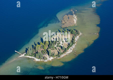 VISTA AEREA. Isola di San Biagio. Manerba del Garda, Lago di Garda, Provincia di Brescia, Lombardia, Italia. Foto Stock