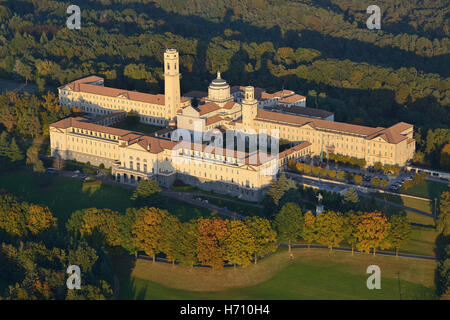 VISTA AEREA. Seminario Arcidiocesano di Milano a Venegono inferiore. Provincia di Varese, Lombardia, Italia. Foto Stock