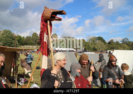 Soldati sassone con Dragon /testa di cavallo effige Foto Stock