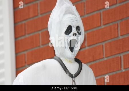 Display di Halloween di un fantasma bianco appeso nella brezza all'aperto Foto Stock