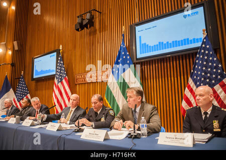 Il sindaco di New York Bill de Blasio, terzo da sinistra e NYPD Commissario James O'Neill, la quarta da sinistra con altri membri di alto rango del NYPD breve i mass media al loro conferenza stampa mensile su ottobre statistiche della criminalità in uno di polizia Plaza di New York Martedì, 1 novembre 2016. (© Richard B. Levine) Foto Stock