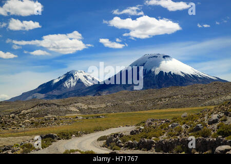 Vista panoramica del gruppo di origine vulcanica. Payachata gruppo vulcanica a Lauca National Park, Cile Foto Stock