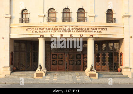 Il Museo della Lotta Macedone per la sovranità e l indipendenza (2011) a Skopje in Macedonia Foto Stock