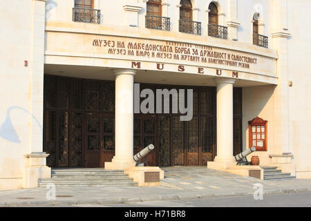 Il Museo della Lotta Macedone per la sovranità e l indipendenza (2011) a Skopje in Macedonia Foto Stock