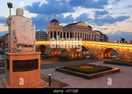 Statua di imperatore bizantino Giustiniano (482-565) vicino al Ponte di Pietra e il museo archeologico a Skopje in Macedonia Foto Stock