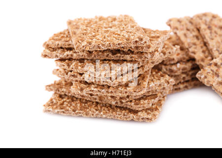 Crackers pila isolati su sfondo bianco. Foto Stock